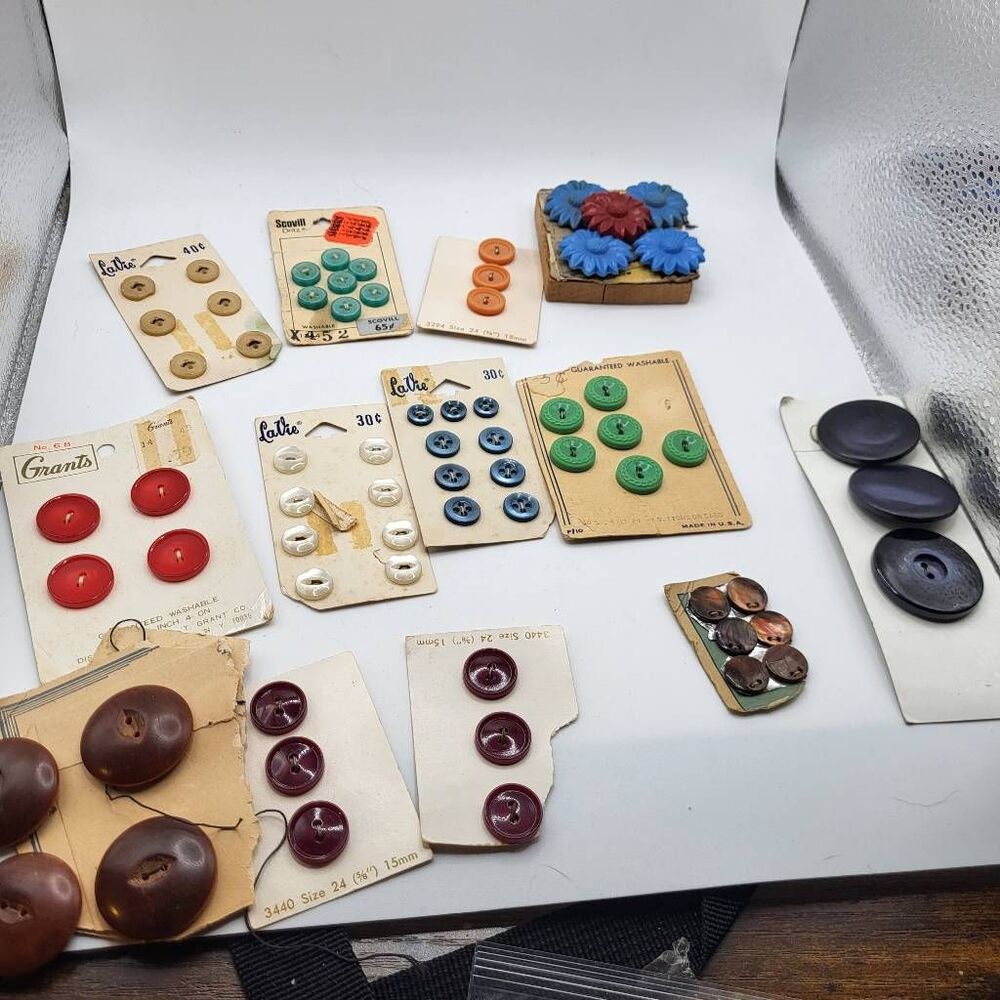 Lot of Vintage Buttons !make an offer!